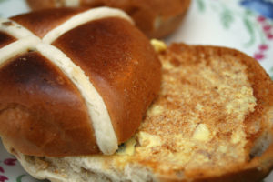 1024px-Hot_cross_buns_for_Easter,_April_2006.jpg
